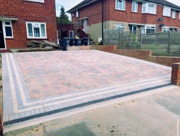 Block-paved driveway with contrasting border