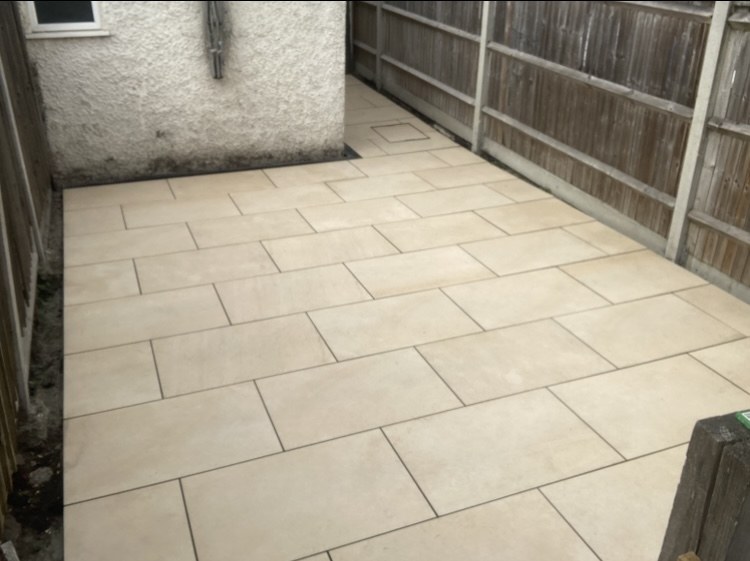 Light porcelain paving laid along a side return